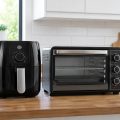 Freidora de aire y horno compacto colocados juntos en una cocina