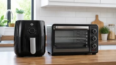 Freidora de aire y horno compacto colocados juntos en una cocina