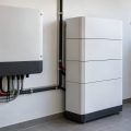 Inversor y batería modular genéricos instalados con conducciones ordenadas en un cuarto técnico
